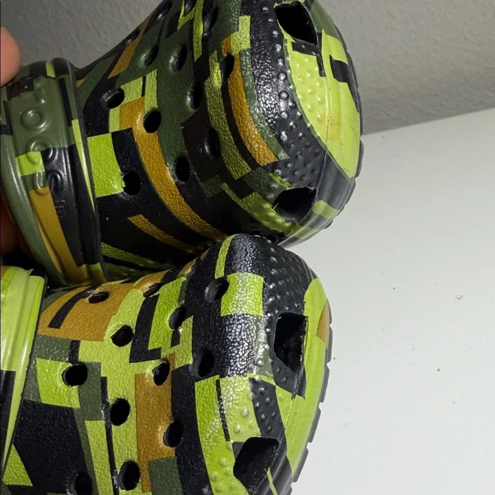 CROCS Kids Green and Black Patterned Clogs